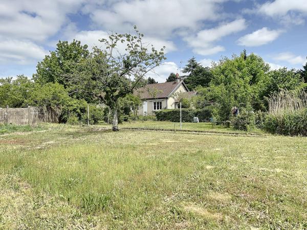 Petite maison à renover + grand terrain