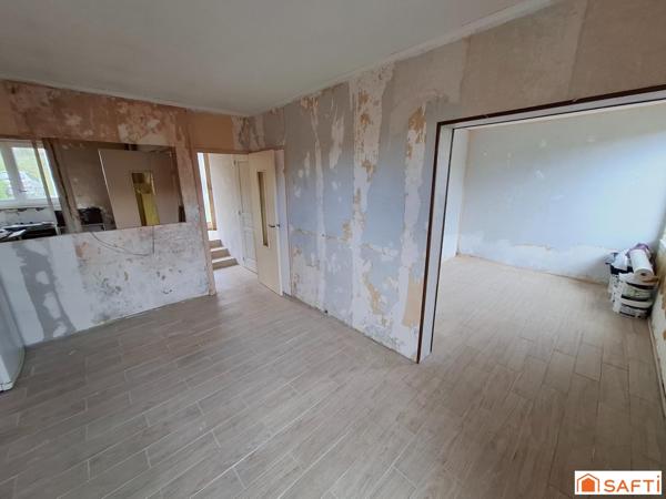Maison mitoyenne 85m2 sur 2 niveaux à rénover, 5 pièces, 3 chambres