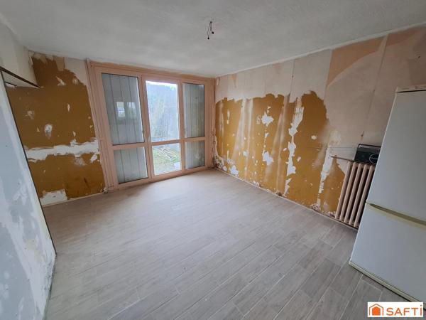 Maison mitoyenne 85m2 sur 2 niveaux à rénover, 5 pièces, 3 chambres