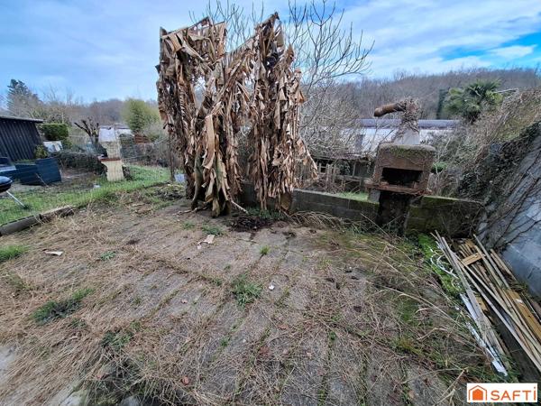 Maison mitoyenne 85m2 sur 2 niveaux à rénover, 5 pièces, 3 chambres