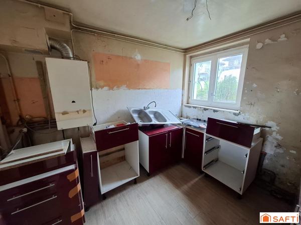 Maison mitoyenne 85m2 sur 2 niveaux à rénover, 5 pièces, 3 chambres
