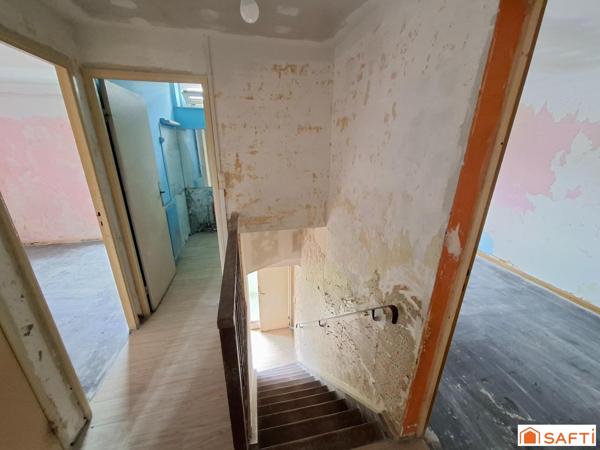 Maison mitoyenne 85m2 sur 2 niveaux à rénover, 5 pièces, 3 chambres