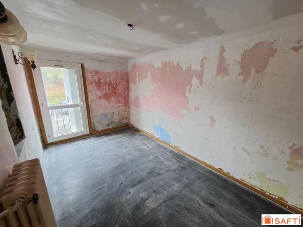 Maison mitoyenne 85m2 sur 2 niveaux à rénover, 5 pièces, 3 chambres