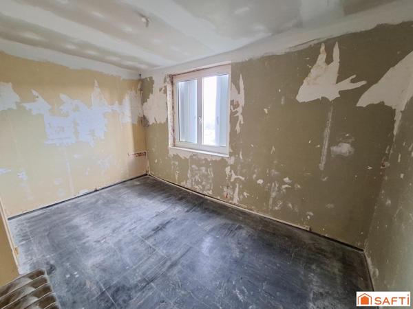 Maison mitoyenne 85m2 sur 2 niveaux à rénover, 5 pièces, 3 chambres