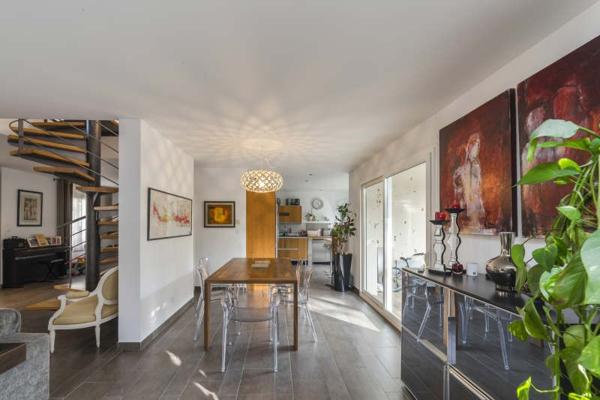 Plateau de Saint Rambert, dans un environnement verdoyant, confortable maison contemporaine de 172m² ...