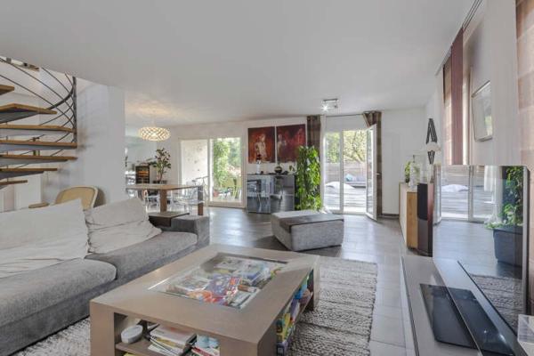 Plateau de Saint Rambert, dans un environnement verdoyant, confortable maison contemporaine de 172m² ...