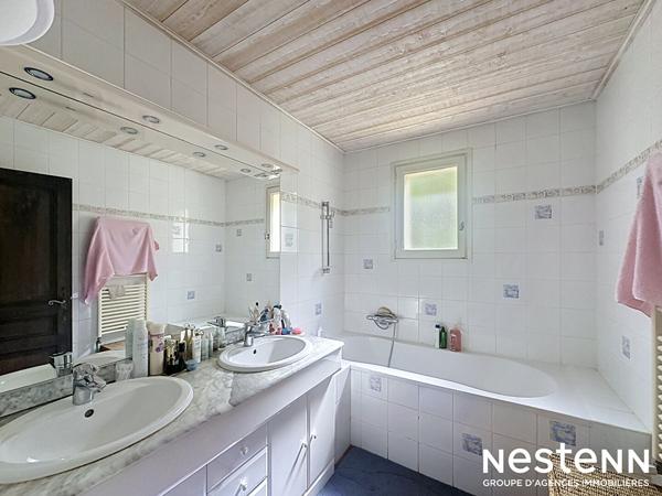 A vendre Maison à Preignan centre, piscine intérieure, jardin , garage