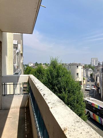 A vendre Angers Pasteur proche jardin des plantes, appartement type 2 à rafraîchir, 2ème étage, ascenseur, balcon, cuisine aménagée équipée, cave, place de parking privative en sous-sol. Arrêt de bus à 2 minutes à pieds.