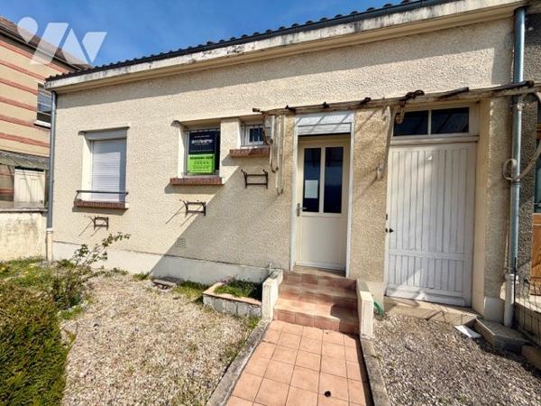 Maison en centre ville de 69,5 m² de surface habitable comprenant 3 chambres. Cour, remise, cave.