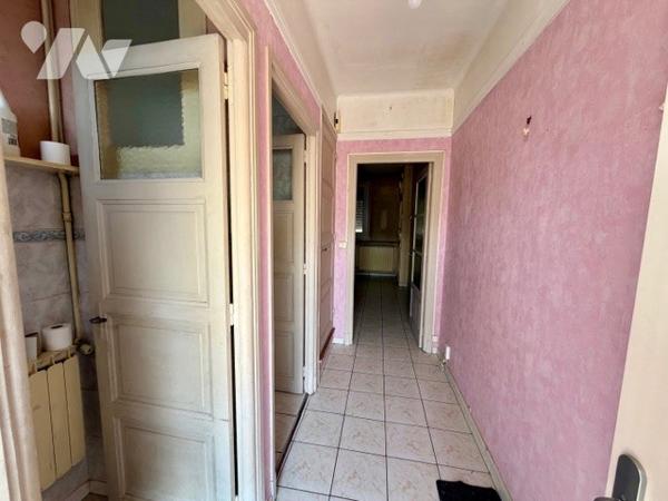 Maison en centre ville de 69,5 m² de surface habitable comprenant 3 chambres. Cour, remise, cave.