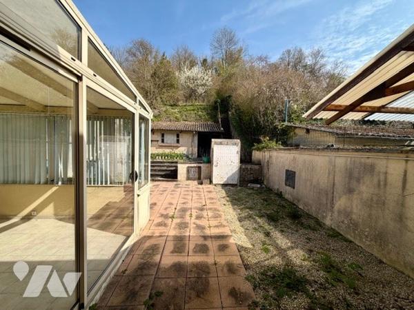 Maison en centre ville de 69,5 m² de surface habitable comprenant 3 chambres. Cour, remise, cave.