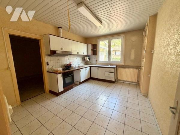 Maison en centre ville de 69,5 m² de surface habitable comprenant 3 chambres. Cour, remise, cave.