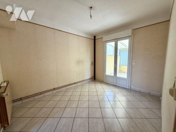 Maison en centre ville de 69,5 m² de surface habitable comprenant 3 chambres. Cour, remise, cave.