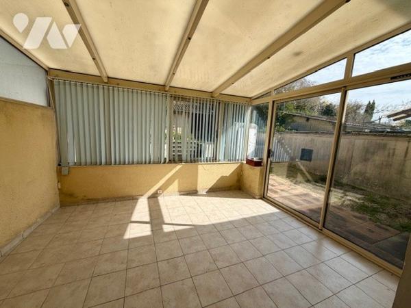 Maison en centre ville de 69,5 m² de surface habitable comprenant 3 chambres. Cour, remise, cave.