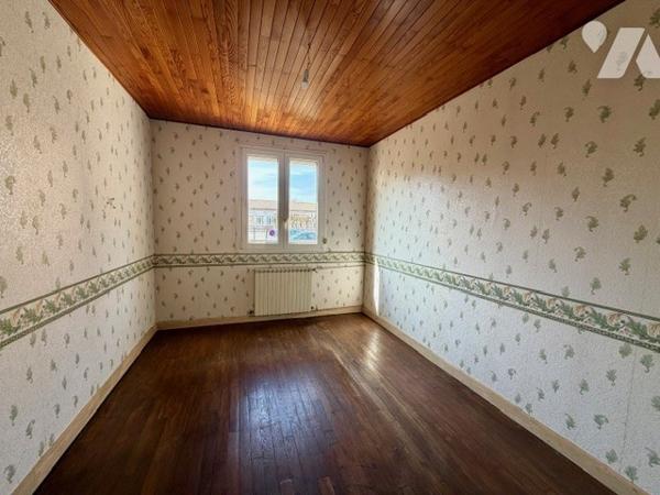 Maison en centre ville de 69,5 m² de surface habitable comprenant 3 chambres. Cour, remise, cave.