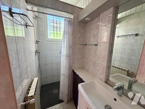 Maison en centre ville de 69,5 m² de surface habitable comprenant 3 chambres. Cour, remise, cave.