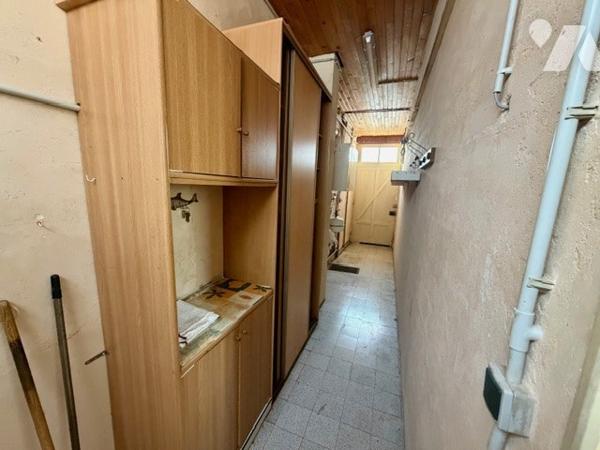 Maison en centre ville de 69,5 m² de surface habitable comprenant 3 chambres. Cour, remise, cave.