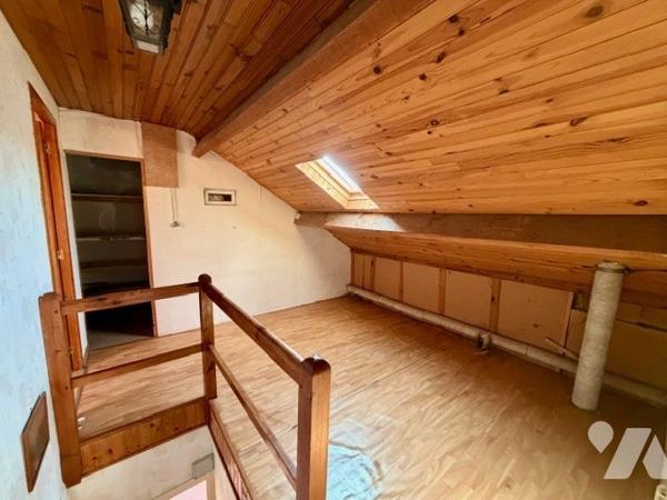 Maison en centre ville de 69,5 m² de surface habitable comprenant 3 chambres. Cour, remise, cave.