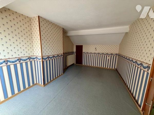 Maison en centre ville de 69,5 m² de surface habitable comprenant 3 chambres. Cour, remise, cave.