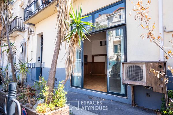 Local commercial parqueté avec mezzanine