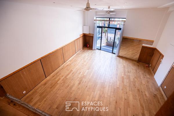 Local commercial parqueté avec mezzanine