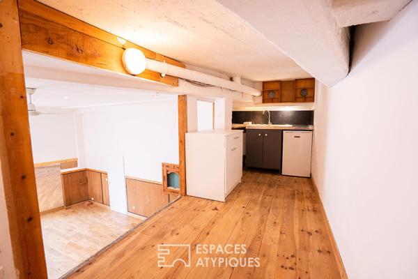 Local commercial parqueté avec mezzanine