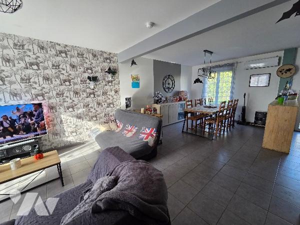 A 5mn de PAVILLY, pavillon d'~93 m², sur terrain d'~685m², trois chambres. Parking.