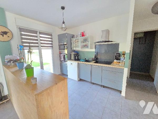 A 5mn de PAVILLY, pavillon d'~93 m², sur terrain d'~685m², trois chambres. Parking.