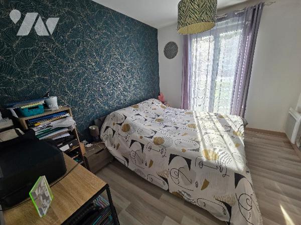 A 5mn de PAVILLY, pavillon d'~93 m², sur terrain d'~685m², trois chambres. Parking.