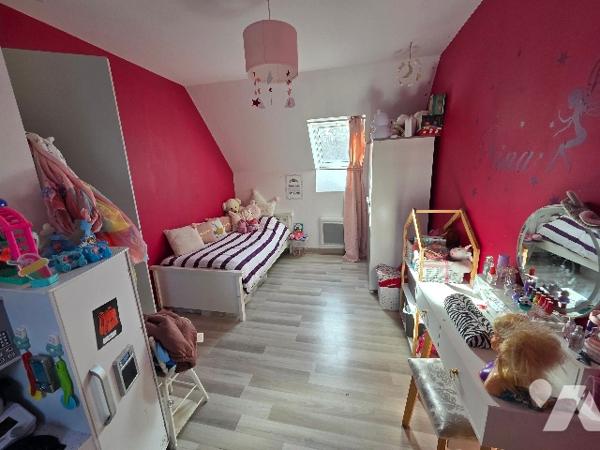 A 5mn de PAVILLY, pavillon d'~93 m², sur terrain d'~685m², trois chambres. Parking.