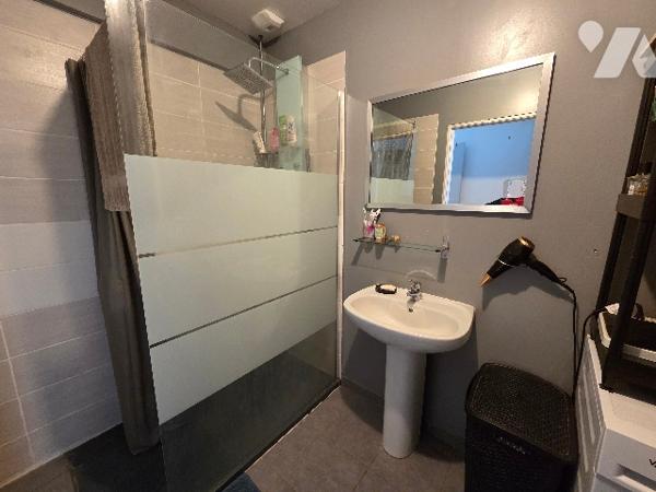 A 5mn de PAVILLY, pavillon d'~93 m², sur terrain d'~685m², trois chambres. Parking.