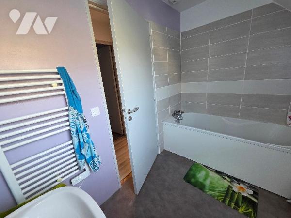 A 5mn de PAVILLY, pavillon d'~93 m², sur terrain d'~685m², trois chambres. Parking.