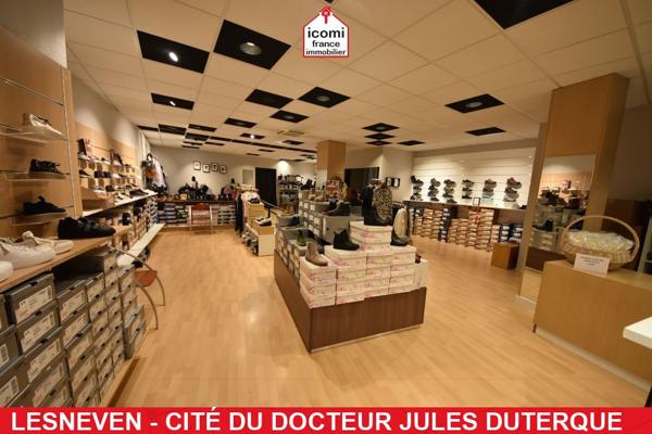A VENDRE - LOCAUX COMMERCIAUX AVEC VITRINE - RESERVE - BUREAU - ATELIER - JARDIN - BEAU POTENTIEL
