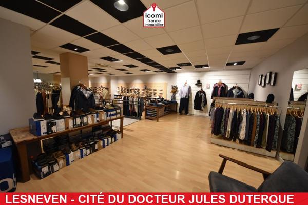 A VENDRE - LOCAUX COMMERCIAUX AVEC VITRINE - RESERVE - BUREAU - ATELIER - JARDIN - BEAU POTENTIEL