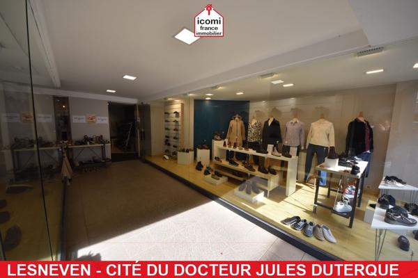 A VENDRE - LOCAUX COMMERCIAUX AVEC VITRINE - RESERVE - BUREAU - ATELIER - JARDIN - BEAU POTENTIEL