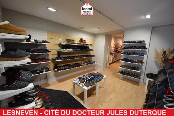 A VENDRE - LOCAUX COMMERCIAUX AVEC VITRINE - RESERVE - BUREAU - ATELIER - JARDIN - BEAU POTENTIEL