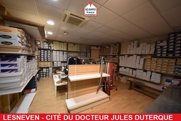 A VENDRE - LOCAUX COMMERCIAUX AVEC VITRINE - RESERVE - BUREAU - ATELIER - JARDIN - BEAU POTENTIEL