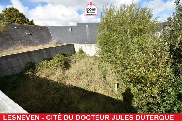 A VENDRE - LOCAUX COMMERCIAUX AVEC VITRINE - RESERVE - BUREAU - ATELIER - JARDIN - BEAU POTENTIEL