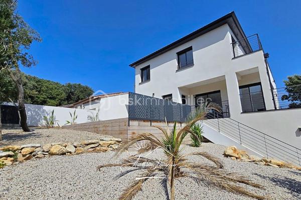 À Poulx, situé a quelques minutes de Nîmes, cette maison contemporaine construite en 2024 se dévoile dans un environnement paisible, légèrement en hauteur, avec une vue dégagée qui donne immédiatement le ton. Dès l’extérieur, les lignes sont modernes, sobres et élégantes. La maison est non mitoyenne, parfaitement intégrée à son terrain d’environ 450 m², avec des aménagements pensés pour la tranquillité et la facilité d’entretien.

On accède à la maison par un cheminement soigné, où l’on perçoit tout de suite la qualité de la construction. Le stationnement est simple et confortable, avec plusieurs places de parking et un garage spacieux de 28 m², directement accessible depuis la maison.

À l’intérieur, la lumière est omniprésente. La pièce de vie offre de beaux volumes et une circulation fluide entre les espaces. Le séjour s’ouvre largement sur l’extérieur grâce à de grandes baies vitrées, laissant entrer la lumière naturelle tout au long de la journée et offrant une vue apaisante sur la végétation environnante. La cuisine, moderne et entièrement équipée, s’intègre parfaitement à l’ensemble, créant un lieu convivial où l’on imagine facilement les repas en famille ou entre amis.

Depuis la pièce de vie, la maison se prolonge naturellement vers l’extérieur. La coursive mène à une terrasse accueillante, au jardin et à la piscine, véritable cœur de la maison dès les beaux jours. Un espace pensé pour profiter pleinement du climat, se détendre, recevoir et vivre dehors autant que dedans.

À l’étage, l’ambiance devient plus intime. Trois chambres confortables composent l’espace nuit, accompagnées d’une salle de bain. La terrasse accessible depuis l’étage offre une vue dégagée sur les environs, un endroit idéal pour savourer un café le matin ou un moment de calme en fin de journée, face à un paysage ouvert et verdoyant.

Le niveau inférieur apporte une vraie modularité à la maison. Une chambre avec sa salle d’eau permet d’accueillir famille, amis ou de créer un espace indépendant, tout en conservant un accès direct au garage. Un agencement particulièrement pratique au quotidien.

Côté prestations, la maison répond aux standards actuels de confort et de performance. Climatisation réversible gainable, ballon thermodynamique, double vitrage, volets roulants électriques… Tout a été pensé pour offrir une maison économe, agréable à vivre et sans aucun travaux à prévoir.

Cette propriété s’adresse à ceux qui recherchent une maison neuve, contemporaine et lumineuse, avec des volumes généreux, des extérieurs soignés et une vraie qualité de vie, dans un secteur calme tout en restant proche de Nîmes.

Un bien où chaque espace a été pensé pour être vécu… et apprécié.

Pour plus d’informations ou organiser une visite, je suis disponible 24h/24 et 7j/7.
Contactez-moi directement au O6 20 75 00 O7.