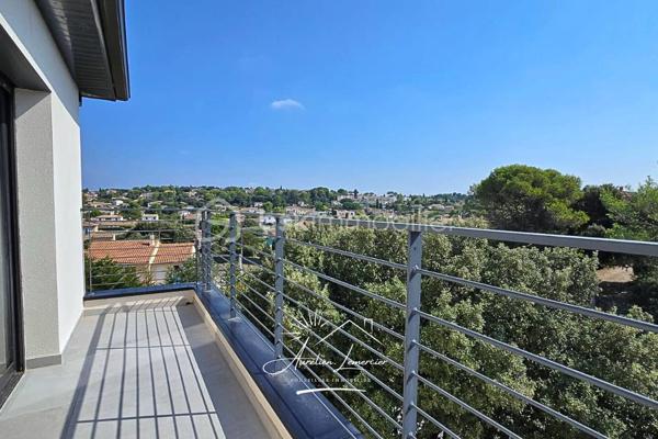 À Poulx, situé a quelques minutes de Nîmes, cette maison contemporaine construite en 2024 se dévoile dans un environnement paisible, légèrement en hauteur, avec une vue dégagée qui donne immédiatement le ton. Dès l’extérieur, les lignes sont modernes, sobres et élégantes. La maison est non mitoyenne, parfaitement intégrée à son terrain d’environ 450 m², avec des aménagements pensés pour la tranquillité et la facilité d’entretien.

On accède à la maison par un cheminement soigné, où l’on perçoit tout de suite la qualité de la construction. Le stationnement est simple et confortable, avec plusieurs places de parking et un garage spacieux de 28 m², directement accessible depuis la maison.

À l’intérieur, la lumière est omniprésente. La pièce de vie offre de beaux volumes et une circulation fluide entre les espaces. Le séjour s’ouvre largement sur l’extérieur grâce à de grandes baies vitrées, laissant entrer la lumière naturelle tout au long de la journée et offrant une vue apaisante sur la végétation environnante. La cuisine, moderne et entièrement équipée, s’intègre parfaitement à l’ensemble, créant un lieu convivial où l’on imagine facilement les repas en famille ou entre amis.

Depuis la pièce de vie, la maison se prolonge naturellement vers l’extérieur. La coursive mène à une terrasse accueillante, au jardin et à la piscine, véritable cœur de la maison dès les beaux jours. Un espace pensé pour profiter pleinement du climat, se détendre, recevoir et vivre dehors autant que dedans.

À l’étage, l’ambiance devient plus intime. Trois chambres confortables composent l’espace nuit, accompagnées d’une salle de bain. La terrasse accessible depuis l’étage offre une vue dégagée sur les environs, un endroit idéal pour savourer un café le matin ou un moment de calme en fin de journée, face à un paysage ouvert et verdoyant.

Le niveau inférieur apporte une vraie modularité à la maison. Une chambre avec sa salle d’eau permet d’accueillir famille, amis ou de créer un espace indépendant, tout en conservant un accès direct au garage. Un agencement particulièrement pratique au quotidien.

Côté prestations, la maison répond aux standards actuels de confort et de performance. Climatisation réversible gainable, ballon thermodynamique, double vitrage, volets roulants électriques… Tout a été pensé pour offrir une maison économe, agréable à vivre et sans aucun travaux à prévoir.

Cette propriété s’adresse à ceux qui recherchent une maison neuve, contemporaine et lumineuse, avec des volumes généreux, des extérieurs soignés et une vraie qualité de vie, dans un secteur calme tout en restant proche de Nîmes.

Un bien où chaque espace a été pensé pour être vécu… et apprécié.

Pour plus d’informations ou organiser une visite, je suis disponible 24h/24 et 7j/7.
Contactez-moi directement au O6 20 75 00 O7.