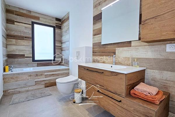 À Poulx, situé a quelques minutes de Nîmes, cette maison contemporaine construite en 2024 se dévoile dans un environnement paisible, légèrement en hauteur, avec une vue dégagée qui donne immédiatement le ton. Dès l’extérieur, les lignes sont modernes, sobres et élégantes. La maison est non mitoyenne, parfaitement intégrée à son terrain d’environ 450 m², avec des aménagements pensés pour la tranquillité et la facilité d’entretien.

On accède à la maison par un cheminement soigné, où l’on perçoit tout de suite la qualité de la construction. Le stationnement est simple et confortable, avec plusieurs places de parking et un garage spacieux de 28 m², directement accessible depuis la maison.

À l’intérieur, la lumière est omniprésente. La pièce de vie offre de beaux volumes et une circulation fluide entre les espaces. Le séjour s’ouvre largement sur l’extérieur grâce à de grandes baies vitrées, laissant entrer la lumière naturelle tout au long de la journée et offrant une vue apaisante sur la végétation environnante. La cuisine, moderne et entièrement équipée, s’intègre parfaitement à l’ensemble, créant un lieu convivial où l’on imagine facilement les repas en famille ou entre amis.

Depuis la pièce de vie, la maison se prolonge naturellement vers l’extérieur. La coursive mène à une terrasse accueillante, au jardin et à la piscine, véritable cœur de la maison dès les beaux jours. Un espace pensé pour profiter pleinement du climat, se détendre, recevoir et vivre dehors autant que dedans.

À l’étage, l’ambiance devient plus intime. Trois chambres confortables composent l’espace nuit, accompagnées d’une salle de bain. La terrasse accessible depuis l’étage offre une vue dégagée sur les environs, un endroit idéal pour savourer un café le matin ou un moment de calme en fin de journée, face à un paysage ouvert et verdoyant.

Le niveau inférieur apporte une vraie modularité à la maison. Une chambre avec sa salle d’eau permet d’accueillir famille, amis ou de créer un espace indépendant, tout en conservant un accès direct au garage. Un agencement particulièrement pratique au quotidien.

Côté prestations, la maison répond aux standards actuels de confort et de performance. Climatisation réversible gainable, ballon thermodynamique, double vitrage, volets roulants électriques… Tout a été pensé pour offrir une maison économe, agréable à vivre et sans aucun travaux à prévoir.

Cette propriété s’adresse à ceux qui recherchent une maison neuve, contemporaine et lumineuse, avec des volumes généreux, des extérieurs soignés et une vraie qualité de vie, dans un secteur calme tout en restant proche de Nîmes.

Un bien où chaque espace a été pensé pour être vécu… et apprécié.

Pour plus d’informations ou organiser une visite, je suis disponible 24h/24 et 7j/7.
Contactez-moi directement au O6 20 75 00 O7.