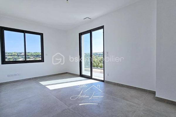 À Poulx, situé a quelques minutes de Nîmes, cette maison contemporaine construite en 2024 se dévoile dans un environnement paisible, légèrement en hauteur, avec une vue dégagée qui donne immédiatement le ton. Dès l’extérieur, les lignes sont modernes, sobres et élégantes. La maison est non mitoyenne, parfaitement intégrée à son terrain d’environ 450 m², avec des aménagements pensés pour la tranquillité et la facilité d’entretien.

On accède à la maison par un cheminement soigné, où l’on perçoit tout de suite la qualité de la construction. Le stationnement est simple et confortable, avec plusieurs places de parking et un garage spacieux de 28 m², directement accessible depuis la maison.

À l’intérieur, la lumière est omniprésente. La pièce de vie offre de beaux volumes et une circulation fluide entre les espaces. Le séjour s’ouvre largement sur l’extérieur grâce à de grandes baies vitrées, laissant entrer la lumière naturelle tout au long de la journée et offrant une vue apaisante sur la végétation environnante. La cuisine, moderne et entièrement équipée, s’intègre parfaitement à l’ensemble, créant un lieu convivial où l’on imagine facilement les repas en famille ou entre amis.

Depuis la pièce de vie, la maison se prolonge naturellement vers l’extérieur. La coursive mène à une terrasse accueillante, au jardin et à la piscine, véritable cœur de la maison dès les beaux jours. Un espace pensé pour profiter pleinement du climat, se détendre, recevoir et vivre dehors autant que dedans.

À l’étage, l’ambiance devient plus intime. Trois chambres confortables composent l’espace nuit, accompagnées d’une salle de bain. La terrasse accessible depuis l’étage offre une vue dégagée sur les environs, un endroit idéal pour savourer un café le matin ou un moment de calme en fin de journée, face à un paysage ouvert et verdoyant.

Le niveau inférieur apporte une vraie modularité à la maison. Une chambre avec sa salle d’eau permet d’accueillir famille, amis ou de créer un espace indépendant, tout en conservant un accès direct au garage. Un agencement particulièrement pratique au quotidien.

Côté prestations, la maison répond aux standards actuels de confort et de performance. Climatisation réversible gainable, ballon thermodynamique, double vitrage, volets roulants électriques… Tout a été pensé pour offrir une maison économe, agréable à vivre et sans aucun travaux à prévoir.

Cette propriété s’adresse à ceux qui recherchent une maison neuve, contemporaine et lumineuse, avec des volumes généreux, des extérieurs soignés et une vraie qualité de vie, dans un secteur calme tout en restant proche de Nîmes.

Un bien où chaque espace a été pensé pour être vécu… et apprécié.

Pour plus d’informations ou organiser une visite, je suis disponible 24h/24 et 7j/7.
Contactez-moi directement au O6 20 75 00 O7.