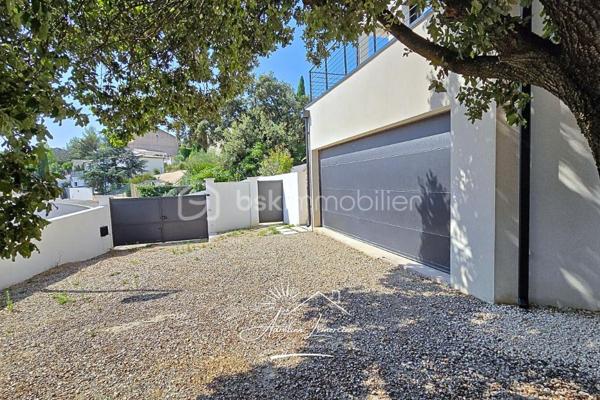 À Poulx, situé a quelques minutes de Nîmes, cette maison contemporaine construite en 2024 se dévoile dans un environnement paisible, légèrement en hauteur, avec une vue dégagée qui donne immédiatement le ton. Dès l’extérieur, les lignes sont modernes, sobres et élégantes. La maison est non mitoyenne, parfaitement intégrée à son terrain d’environ 450 m², avec des aménagements pensés pour la tranquillité et la facilité d’entretien.

On accède à la maison par un cheminement soigné, où l’on perçoit tout de suite la qualité de la construction. Le stationnement est simple et confortable, avec plusieurs places de parking et un garage spacieux de 28 m², directement accessible depuis la maison.

À l’intérieur, la lumière est omniprésente. La pièce de vie offre de beaux volumes et une circulation fluide entre les espaces. Le séjour s’ouvre largement sur l’extérieur grâce à de grandes baies vitrées, laissant entrer la lumière naturelle tout au long de la journée et offrant une vue apaisante sur la végétation environnante. La cuisine, moderne et entièrement équipée, s’intègre parfaitement à l’ensemble, créant un lieu convivial où l’on imagine facilement les repas en famille ou entre amis.

Depuis la pièce de vie, la maison se prolonge naturellement vers l’extérieur. La coursive mène à une terrasse accueillante, au jardin et à la piscine, véritable cœur de la maison dès les beaux jours. Un espace pensé pour profiter pleinement du climat, se détendre, recevoir et vivre dehors autant que dedans.

À l’étage, l’ambiance devient plus intime. Trois chambres confortables composent l’espace nuit, accompagnées d’une salle de bain. La terrasse accessible depuis l’étage offre une vue dégagée sur les environs, un endroit idéal pour savourer un café le matin ou un moment de calme en fin de journée, face à un paysage ouvert et verdoyant.

Le niveau inférieur apporte une vraie modularité à la maison. Une chambre avec sa salle d’eau permet d’accueillir famille, amis ou de créer un espace indépendant, tout en conservant un accès direct au garage. Un agencement particulièrement pratique au quotidien.

Côté prestations, la maison répond aux standards actuels de confort et de performance. Climatisation réversible gainable, ballon thermodynamique, double vitrage, volets roulants électriques… Tout a été pensé pour offrir une maison économe, agréable à vivre et sans aucun travaux à prévoir.

Cette propriété s’adresse à ceux qui recherchent une maison neuve, contemporaine et lumineuse, avec des volumes généreux, des extérieurs soignés et une vraie qualité de vie, dans un secteur calme tout en restant proche de Nîmes.

Un bien où chaque espace a été pensé pour être vécu… et apprécié.

Pour plus d’informations ou organiser une visite, je suis disponible 24h/24 et 7j/7.
Contactez-moi directement au O6 20 75 00 O7.