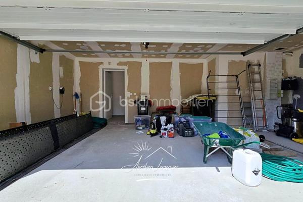 À Poulx, situé a quelques minutes de Nîmes, cette maison contemporaine construite en 2024 se dévoile dans un environnement paisible, légèrement en hauteur, avec une vue dégagée qui donne immédiatement le ton. Dès l’extérieur, les lignes sont modernes, sobres et élégantes. La maison est non mitoyenne, parfaitement intégrée à son terrain d’environ 450 m², avec des aménagements pensés pour la tranquillité et la facilité d’entretien.

On accède à la maison par un cheminement soigné, où l’on perçoit tout de suite la qualité de la construction. Le stationnement est simple et confortable, avec plusieurs places de parking et un garage spacieux de 28 m², directement accessible depuis la maison.

À l’intérieur, la lumière est omniprésente. La pièce de vie offre de beaux volumes et une circulation fluide entre les espaces. Le séjour s’ouvre largement sur l’extérieur grâce à de grandes baies vitrées, laissant entrer la lumière naturelle tout au long de la journée et offrant une vue apaisante sur la végétation environnante. La cuisine, moderne et entièrement équipée, s’intègre parfaitement à l’ensemble, créant un lieu convivial où l’on imagine facilement les repas en famille ou entre amis.

Depuis la pièce de vie, la maison se prolonge naturellement vers l’extérieur. La coursive mène à une terrasse accueillante, au jardin et à la piscine, véritable cœur de la maison dès les beaux jours. Un espace pensé pour profiter pleinement du climat, se détendre, recevoir et vivre dehors autant que dedans.

À l’étage, l’ambiance devient plus intime. Trois chambres confortables composent l’espace nuit, accompagnées d’une salle de bain. La terrasse accessible depuis l’étage offre une vue dégagée sur les environs, un endroit idéal pour savourer un café le matin ou un moment de calme en fin de journée, face à un paysage ouvert et verdoyant.

Le niveau inférieur apporte une vraie modularité à la maison. Une chambre avec sa salle d’eau permet d’accueillir famille, amis ou de créer un espace indépendant, tout en conservant un accès direct au garage. Un agencement particulièrement pratique au quotidien.

Côté prestations, la maison répond aux standards actuels de confort et de performance. Climatisation réversible gainable, ballon thermodynamique, double vitrage, volets roulants électriques… Tout a été pensé pour offrir une maison économe, agréable à vivre et sans aucun travaux à prévoir.

Cette propriété s’adresse à ceux qui recherchent une maison neuve, contemporaine et lumineuse, avec des volumes généreux, des extérieurs soignés et une vraie qualité de vie, dans un secteur calme tout en restant proche de Nîmes.

Un bien où chaque espace a été pensé pour être vécu… et apprécié.

Pour plus d’informations ou organiser une visite, je suis disponible 24h/24 et 7j/7.
Contactez-moi directement au O6 20 75 00 O7.