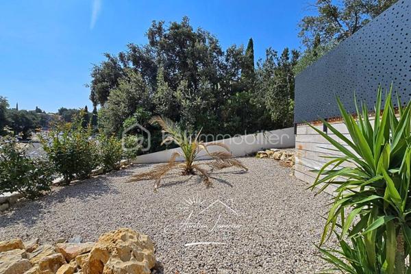 À Poulx, situé a quelques minutes de Nîmes, cette maison contemporaine construite en 2024 se dévoile dans un environnement paisible, légèrement en hauteur, avec une vue dégagée qui donne immédiatement le ton. Dès l’extérieur, les lignes sont modernes, sobres et élégantes. La maison est non mitoyenne, parfaitement intégrée à son terrain d’environ 450 m², avec des aménagements pensés pour la tranquillité et la facilité d’entretien.

On accède à la maison par un cheminement soigné, où l’on perçoit tout de suite la qualité de la construction. Le stationnement est simple et confortable, avec plusieurs places de parking et un garage spacieux de 28 m², directement accessible depuis la maison.

À l’intérieur, la lumière est omniprésente. La pièce de vie offre de beaux volumes et une circulation fluide entre les espaces. Le séjour s’ouvre largement sur l’extérieur grâce à de grandes baies vitrées, laissant entrer la lumière naturelle tout au long de la journée et offrant une vue apaisante sur la végétation environnante. La cuisine, moderne et entièrement équipée, s’intègre parfaitement à l’ensemble, créant un lieu convivial où l’on imagine facilement les repas en famille ou entre amis.

Depuis la pièce de vie, la maison se prolonge naturellement vers l’extérieur. La coursive mène à une terrasse accueillante, au jardin et à la piscine, véritable cœur de la maison dès les beaux jours. Un espace pensé pour profiter pleinement du climat, se détendre, recevoir et vivre dehors autant que dedans.

À l’étage, l’ambiance devient plus intime. Trois chambres confortables composent l’espace nuit, accompagnées d’une salle de bain. La terrasse accessible depuis l’étage offre une vue dégagée sur les environs, un endroit idéal pour savourer un café le matin ou un moment de calme en fin de journée, face à un paysage ouvert et verdoyant.

Le niveau inférieur apporte une vraie modularité à la maison. Une chambre avec sa salle d’eau permet d’accueillir famille, amis ou de créer un espace indépendant, tout en conservant un accès direct au garage. Un agencement particulièrement pratique au quotidien.

Côté prestations, la maison répond aux standards actuels de confort et de performance. Climatisation réversible gainable, ballon thermodynamique, double vitrage, volets roulants électriques… Tout a été pensé pour offrir une maison économe, agréable à vivre et sans aucun travaux à prévoir.

Cette propriété s’adresse à ceux qui recherchent une maison neuve, contemporaine et lumineuse, avec des volumes généreux, des extérieurs soignés et une vraie qualité de vie, dans un secteur calme tout en restant proche de Nîmes.

Un bien où chaque espace a été pensé pour être vécu… et apprécié.

Pour plus d’informations ou organiser une visite, je suis disponible 24h/24 et 7j/7.
Contactez-moi directement au O6 20 75 00 O7.