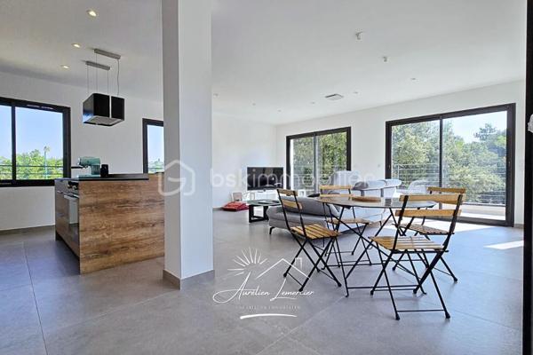 À Poulx, situé a quelques minutes de Nîmes, cette maison contemporaine construite en 2024 se dévoile dans un environnement paisible, légèrement en hauteur, avec une vue dégagée qui donne immédiatement le ton. Dès l’extérieur, les lignes sont modernes, sobres et élégantes. La maison est non mitoyenne, parfaitement intégrée à son terrain d’environ 450 m², avec des aménagements pensés pour la tranquillité et la facilité d’entretien.

On accède à la maison par un cheminement soigné, où l’on perçoit tout de suite la qualité de la construction. Le stationnement est simple et confortable, avec plusieurs places de parking et un garage spacieux de 28 m², directement accessible depuis la maison.

À l’intérieur, la lumière est omniprésente. La pièce de vie offre de beaux volumes et une circulation fluide entre les espaces. Le séjour s’ouvre largement sur l’extérieur grâce à de grandes baies vitrées, laissant entrer la lumière naturelle tout au long de la journée et offrant une vue apaisante sur la végétation environnante. La cuisine, moderne et entièrement équipée, s’intègre parfaitement à l’ensemble, créant un lieu convivial où l’on imagine facilement les repas en famille ou entre amis.

Depuis la pièce de vie, la maison se prolonge naturellement vers l’extérieur. La coursive mène à une terrasse accueillante, au jardin et à la piscine, véritable cœur de la maison dès les beaux jours. Un espace pensé pour profiter pleinement du climat, se détendre, recevoir et vivre dehors autant que dedans.

À l’étage, l’ambiance devient plus intime. Trois chambres confortables composent l’espace nuit, accompagnées d’une salle de bain. La terrasse accessible depuis l’étage offre une vue dégagée sur les environs, un endroit idéal pour savourer un café le matin ou un moment de calme en fin de journée, face à un paysage ouvert et verdoyant.

Le niveau inférieur apporte une vraie modularité à la maison. Une chambre avec sa salle d’eau permet d’accueillir famille, amis ou de créer un espace indépendant, tout en conservant un accès direct au garage. Un agencement particulièrement pratique au quotidien.

Côté prestations, la maison répond aux standards actuels de confort et de performance. Climatisation réversible gainable, ballon thermodynamique, double vitrage, volets roulants électriques… Tout a été pensé pour offrir une maison économe, agréable à vivre et sans aucun travaux à prévoir.

Cette propriété s’adresse à ceux qui recherchent une maison neuve, contemporaine et lumineuse, avec des volumes généreux, des extérieurs soignés et une vraie qualité de vie, dans un secteur calme tout en restant proche de Nîmes.

Un bien où chaque espace a été pensé pour être vécu… et apprécié.

Pour plus d’informations ou organiser une visite, je suis disponible 24h/24 et 7j/7.
Contactez-moi directement au O6 20 75 00 O7.