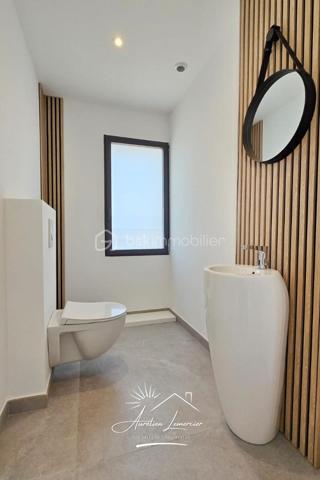 À Poulx, situé a quelques minutes de Nîmes, cette maison contemporaine construite en 2024 se dévoile dans un environnement paisible, légèrement en hauteur, avec une vue dégagée qui donne immédiatement le ton. Dès l’extérieur, les lignes sont modernes, sobres et élégantes. La maison est non mitoyenne, parfaitement intégrée à son terrain d’environ 450 m², avec des aménagements pensés pour la tranquillité et la facilité d’entretien.

On accède à la maison par un cheminement soigné, où l’on perçoit tout de suite la qualité de la construction. Le stationnement est simple et confortable, avec plusieurs places de parking et un garage spacieux de 28 m², directement accessible depuis la maison.

À l’intérieur, la lumière est omniprésente. La pièce de vie offre de beaux volumes et une circulation fluide entre les espaces. Le séjour s’ouvre largement sur l’extérieur grâce à de grandes baies vitrées, laissant entrer la lumière naturelle tout au long de la journée et offrant une vue apaisante sur la végétation environnante. La cuisine, moderne et entièrement équipée, s’intègre parfaitement à l’ensemble, créant un lieu convivial où l’on imagine facilement les repas en famille ou entre amis.

Depuis la pièce de vie, la maison se prolonge naturellement vers l’extérieur. La coursive mène à une terrasse accueillante, au jardin et à la piscine, véritable cœur de la maison dès les beaux jours. Un espace pensé pour profiter pleinement du climat, se détendre, recevoir et vivre dehors autant que dedans.

À l’étage, l’ambiance devient plus intime. Trois chambres confortables composent l’espace nuit, accompagnées d’une salle de bain. La terrasse accessible depuis l’étage offre une vue dégagée sur les environs, un endroit idéal pour savourer un café le matin ou un moment de calme en fin de journée, face à un paysage ouvert et verdoyant.

Le niveau inférieur apporte une vraie modularité à la maison. Une chambre avec sa salle d’eau permet d’accueillir famille, amis ou de créer un espace indépendant, tout en conservant un accès direct au garage. Un agencement particulièrement pratique au quotidien.

Côté prestations, la maison répond aux standards actuels de confort et de performance. Climatisation réversible gainable, ballon thermodynamique, double vitrage, volets roulants électriques… Tout a été pensé pour offrir une maison économe, agréable à vivre et sans aucun travaux à prévoir.

Cette propriété s’adresse à ceux qui recherchent une maison neuve, contemporaine et lumineuse, avec des volumes généreux, des extérieurs soignés et une vraie qualité de vie, dans un secteur calme tout en restant proche de Nîmes.

Un bien où chaque espace a été pensé pour être vécu… et apprécié.

Pour plus d’informations ou organiser une visite, je suis disponible 24h/24 et 7j/7.
Contactez-moi directement au O6 20 75 00 O7.