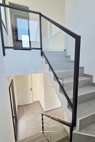 À Poulx, situé a quelques minutes de Nîmes, cette maison contemporaine construite en 2024 se dévoile dans un environnement paisible, légèrement en hauteur, avec une vue dégagée qui donne immédiatement le ton. Dès l’extérieur, les lignes sont modernes, sobres et élégantes. La maison est non mitoyenne, parfaitement intégrée à son terrain d’environ 450 m², avec des aménagements pensés pour la tranquillité et la facilité d’entretien.

On accède à la maison par un cheminement soigné, où l’on perçoit tout de suite la qualité de la construction. Le stationnement est simple et confortable, avec plusieurs places de parking et un garage spacieux de 28 m², directement accessible depuis la maison.

À l’intérieur, la lumière est omniprésente. La pièce de vie offre de beaux volumes et une circulation fluide entre les espaces. Le séjour s’ouvre largement sur l’extérieur grâce à de grandes baies vitrées, laissant entrer la lumière naturelle tout au long de la journée et offrant une vue apaisante sur la végétation environnante. La cuisine, moderne et entièrement équipée, s’intègre parfaitement à l’ensemble, créant un lieu convivial où l’on imagine facilement les repas en famille ou entre amis.

Depuis la pièce de vie, la maison se prolonge naturellement vers l’extérieur. La coursive mène à une terrasse accueillante, au jardin et à la piscine, véritable cœur de la maison dès les beaux jours. Un espace pensé pour profiter pleinement du climat, se détendre, recevoir et vivre dehors autant que dedans.

À l’étage, l’ambiance devient plus intime. Trois chambres confortables composent l’espace nuit, accompagnées d’une salle de bain. La terrasse accessible depuis l’étage offre une vue dégagée sur les environs, un endroit idéal pour savourer un café le matin ou un moment de calme en fin de journée, face à un paysage ouvert et verdoyant.

Le niveau inférieur apporte une vraie modularité à la maison. Une chambre avec sa salle d’eau permet d’accueillir famille, amis ou de créer un espace indépendant, tout en conservant un accès direct au garage. Un agencement particulièrement pratique au quotidien.

Côté prestations, la maison répond aux standards actuels de confort et de performance. Climatisation réversible gainable, ballon thermodynamique, double vitrage, volets roulants électriques… Tout a été pensé pour offrir une maison économe, agréable à vivre et sans aucun travaux à prévoir.

Cette propriété s’adresse à ceux qui recherchent une maison neuve, contemporaine et lumineuse, avec des volumes généreux, des extérieurs soignés et une vraie qualité de vie, dans un secteur calme tout en restant proche de Nîmes.

Un bien où chaque espace a été pensé pour être vécu… et apprécié.

Pour plus d’informations ou organiser une visite, je suis disponible 24h/24 et 7j/7.
Contactez-moi directement au O6 20 75 00 O7.