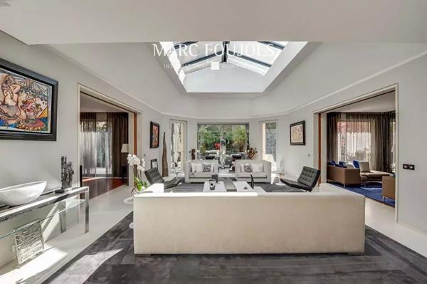 Maison d’architecte de 425 m² avec jardin paysagé et piscine