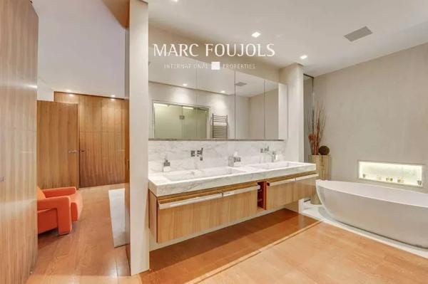 Maison d’architecte de 425 m² avec jardin paysagé et piscine